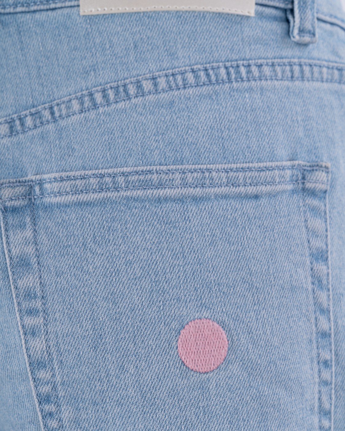 shop DON THE FULLER  Jeans: Don The Fuller denim "Stoccarda".
Vestibilità ampia e corta.
Lavaggio azzurro.
Abbottonatura con bottoni dorati, targhetta in pelle rosa, puntino rosa.
Composizione: 98% cotone organico 2% elastan riciclato.
Made in Italy.. STOCCARDA DTF-D number 2579679